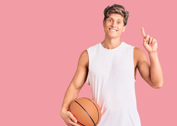 Junger Gutaussehender Mann Mit Basketballkorb Überrascht Mit Einer Idee Oder — Stockfoto