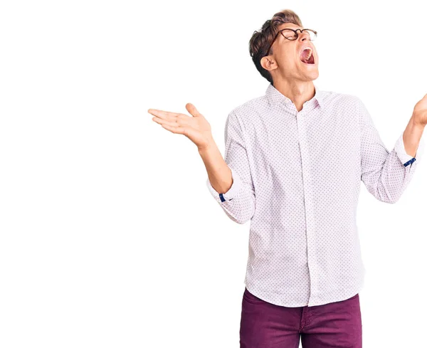 Joven Hombre Guapo Con Ropa Negocios Gafas Celebrando Loco Loco —  Fotos de Stock