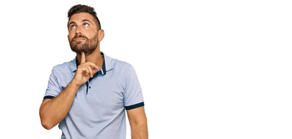 Hombre Guapo Con Barba Llevando Ropa Casual Pensando Concentrado Duda —  Fotos de Stock