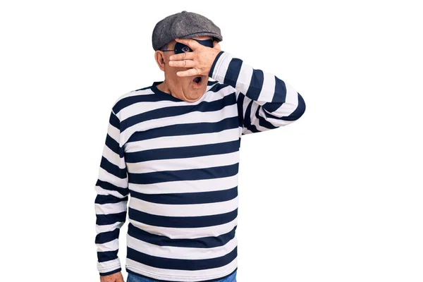 Älterer Gutaussehender Mann Mit Einbrechermaske Und Shirt Der Schockiert Gesicht — Stockfoto