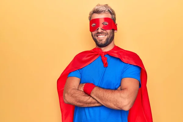 Knappe Blonde Man Superheld Kostuum Met Masker Cape Gele Achtergrond — Stockfoto