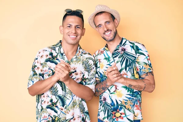 Joven Pareja Gay Dos Hombres Con Sombrero Verano Camisa Hawaiana — Foto de Stock