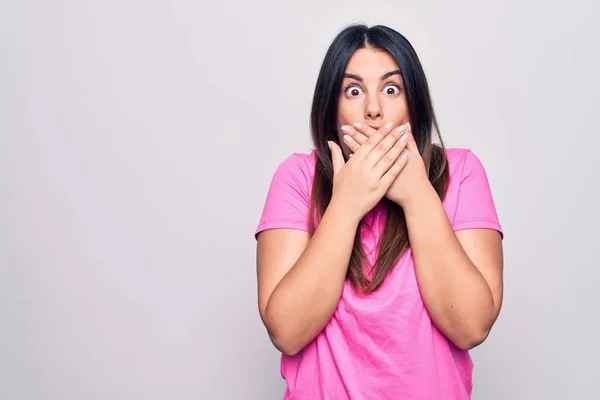 Junge Schöne Brünette Frau Lässigem Rosa Shirt Steht Über Weißem — Stockfoto