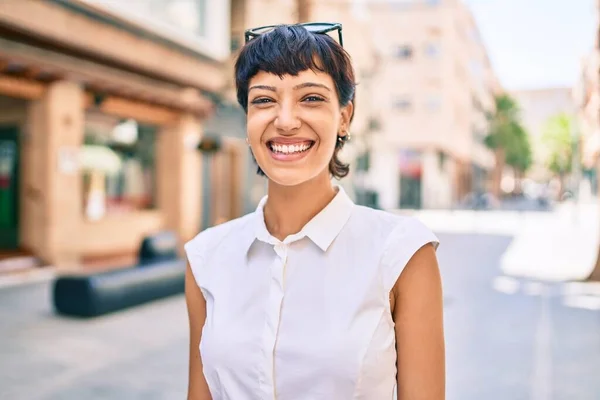 Junge Frau Mit Kurzen Haaren Lächelt Glücklich Freien — Stockfoto