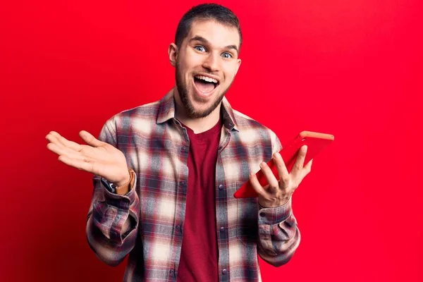 Jovem Homem Bonito Usando Tablet Celebrando Realização Com Sorriso Feliz — Fotografia de Stock