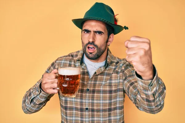 Snygg Hispanic Man Med Skägg Bär Oktoberfest Hatt Dricka Irriterad — Stockfoto