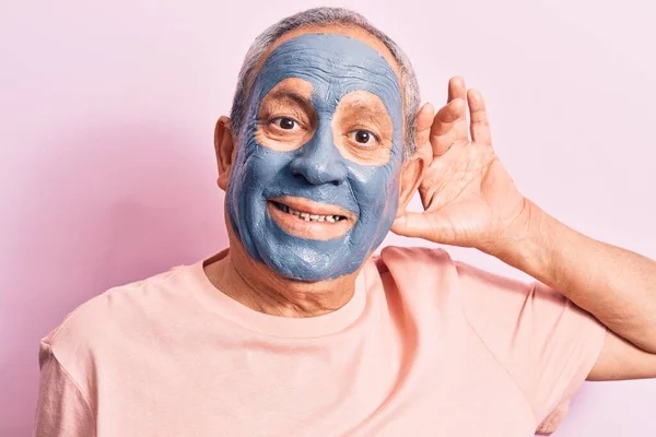 Hombre Mayor Con Pelo Gris Con Máscara Barro Sonriendo Con — Foto de Stock