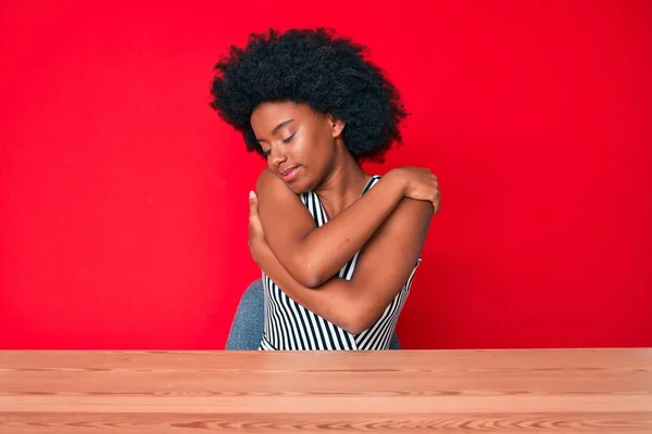 Jonge Afro Amerikaanse Vrouw Die Casual Kleren Draagt Zich Vrolijk — Stockfoto