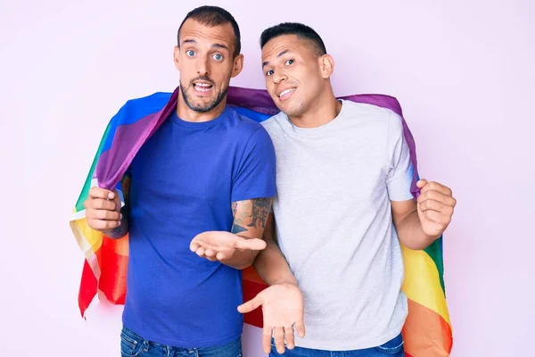 Joven Pareja Gay Dos Hombres Sosteniendo Arco Iris Lgbtq Bandera — Foto de Stock