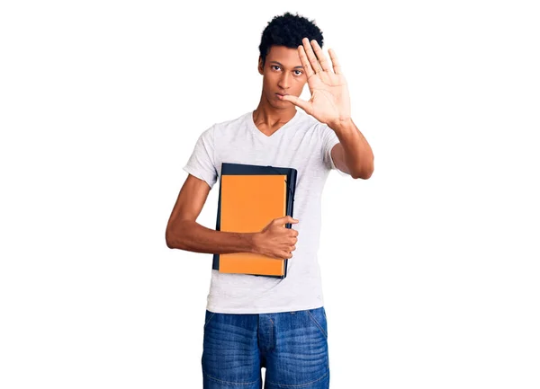 Ung Afrikansk Amerikansk Man Håller Bok Med Öppen Hand Gör — Stockfoto