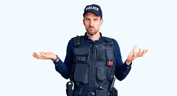 Joven Hombre Guapo Vistiendo Uniforme Policía Despistado Confundido Con Los — Foto de Stock