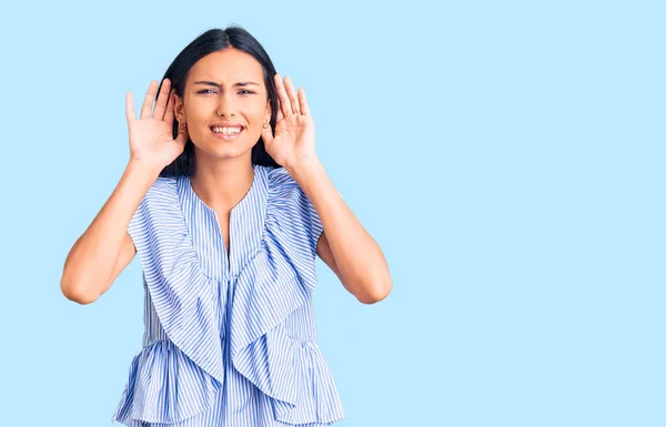 Jong Mooi Latijns Meisje Draagt Casual Kleding Proberen Beide Handen — Stockfoto