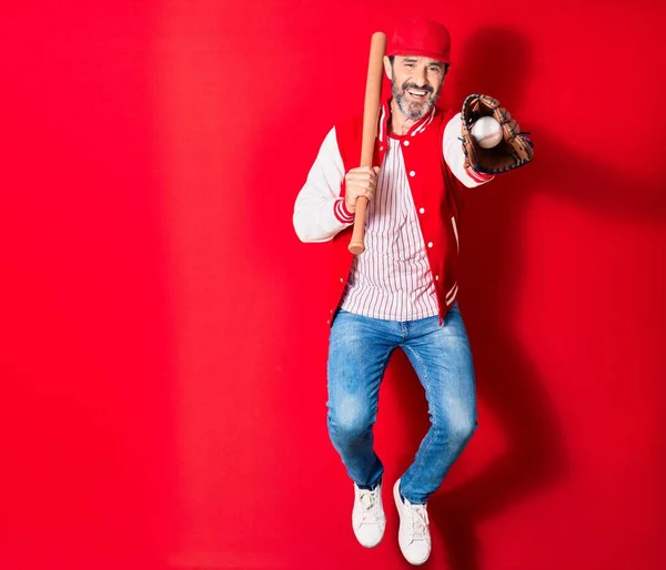 Homem Bonito Meia Idade Vestindo Roupas Esportivas Sorrindo Feliz Saltando — Fotografia de Stock