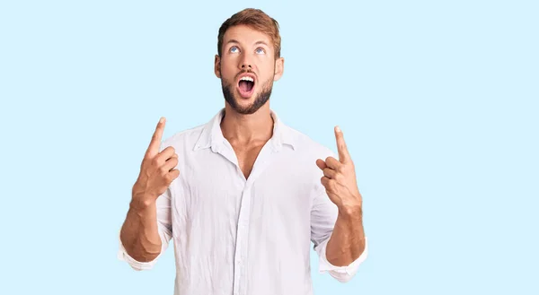 Young Caucasian Man Wearing Casual Clothes Amazed Surprised Looking Pointing — Stock Photo, Image