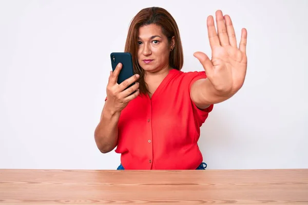 Middelbare Leeftijd Brunette Spaanse Vrouw Met Behulp Van Smartphone Zitten — Stockfoto