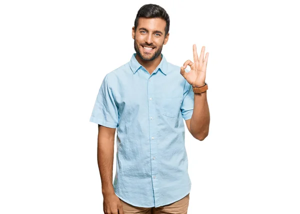 Hombre Hispano Guapo Vistiendo Ropa Casual Sonriendo Positiva Haciendo Signo —  Fotos de Stock
