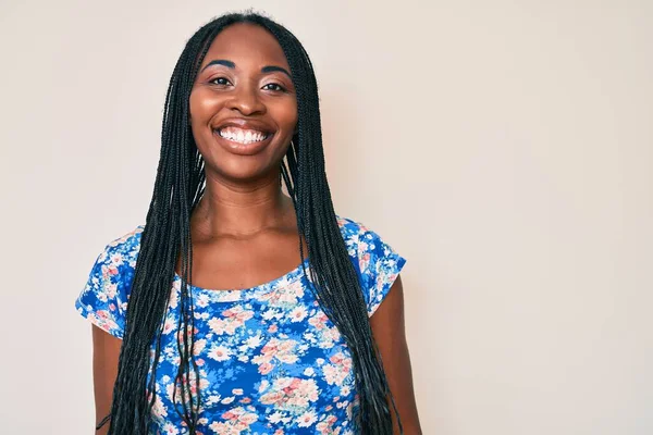 Femme Afro Américaine Avec Des Tresses Portant Des Vêtements Été — Photo