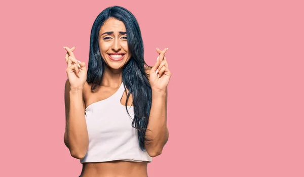 Beautiful Hispanic Woman Wearing Casual Clothes Gesturing Finger Crossed Smiling — Stock Photo, Image