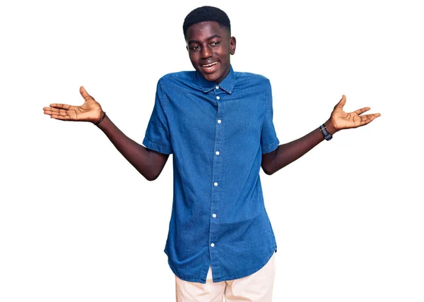 Ung Afrikansk Amerikansk Man Bär Tillfälliga Kläder Ledtrådar Och Förvirrade — Stockfoto