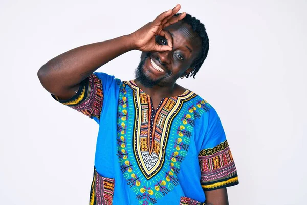 Joven Afroamericano Hombre Con Trenzas Usando Tradicional Africa Camiseta Sonriendo —  Fotos de Stock