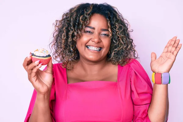 Jong Afrikaans Amerikaans Size Vrouw Houden Cupcake Vieren Overwinning Met — Stockfoto