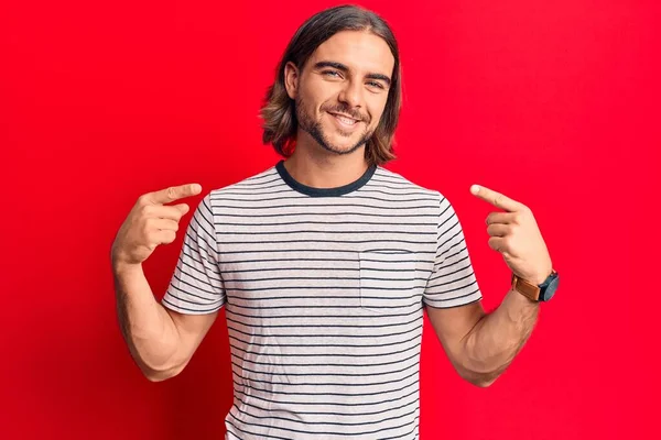 Homem Bonito Jovem Vestindo Roupas Casuais Olhando Confiante Com Sorriso — Fotografia de Stock