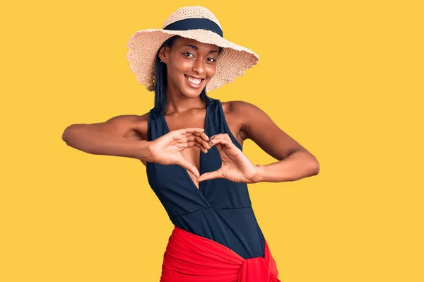 Mladá Africká Američanka Plavkách Letním Klobouku Usmívající Lásce Dělá Rukou — Stock fotografie