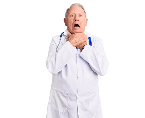 Idősebb Jóképű Ősz Hajú Férfi Orvosi Kabátban Sztetoszkóppal Kezében Fuldoklik — Stock Fotó