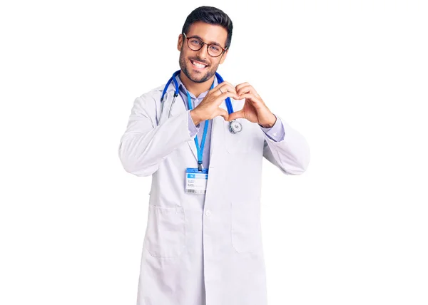 Jeune Homme Hispanique Portant Uniforme Médecin Stéthoscope Souriant Dans Amour — Photo