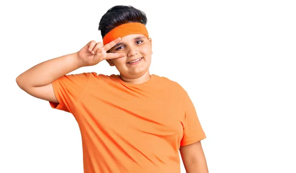Chlapeček Sportovním Oblečení Dělá Mírový Symbol Prsty Přes Obličej Usmívá — Stock fotografie