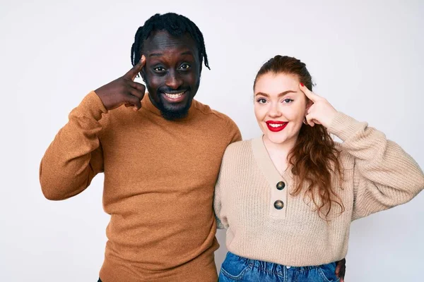 Casal Inter Racial Vestindo Roupas Casuais Sorrindo Apontando Para Cabeça — Fotografia de Stock