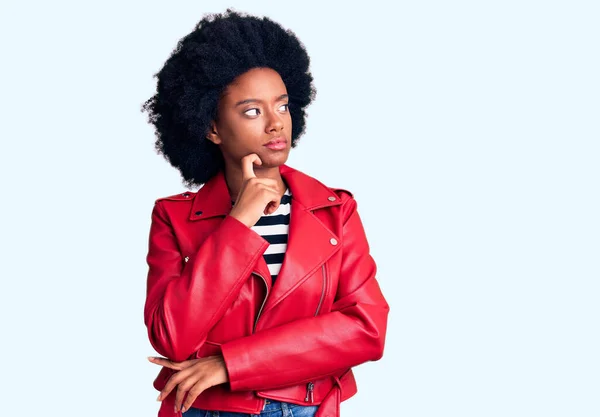 Ung Afrikansk Amerikansk Kvinna Bär Rött Läder Jacka Allvarligt Ansikte — Stockfoto