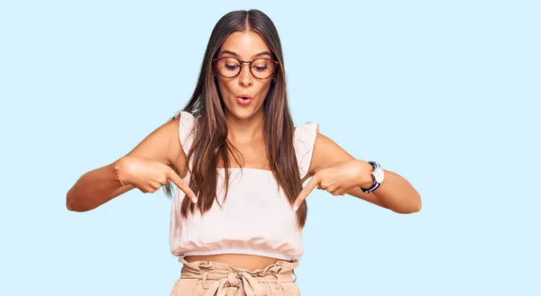 Mujer Hispana Joven Con Ropa Casual Gafas Apuntando Hacia Abajo — Foto de Stock