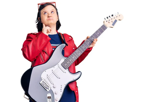 Sendromlu Esmer Kadın Elektro Gitar Çalıyor Ciddi Bir Yüz Ifadesi — Stok fotoğraf