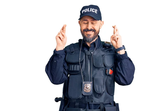 Jonge Knappe Man Politie Uniform Gekruist Lachend Met Hoop Ogen — Stockfoto