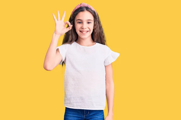 Nettes Hispanisches Kindermädchen Lässigem Weißem Shirt Das Positiv Lächelt Und — Stockfoto