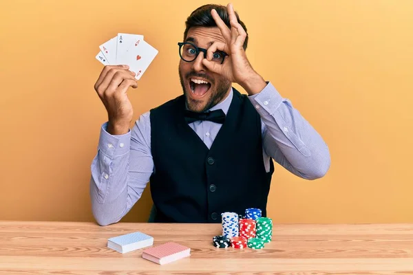 Yakışıklı Ispanyol Krupiyesi Poker Fişleri Kartlarla Masaya Oturmuş Mutlu Mesut — Stok fotoğraf