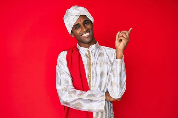 Красивый Индийский Мужчина Традиционной Одежде Шервани Сари Широкой Улыбкой Лице — стоковое фото