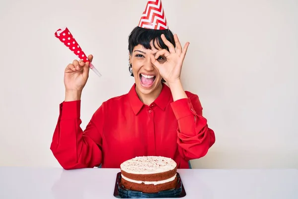 Hermosa Mujer Morena Con Pelo Corto Celebrando Cumpleaños Con Pastel — Foto de Stock