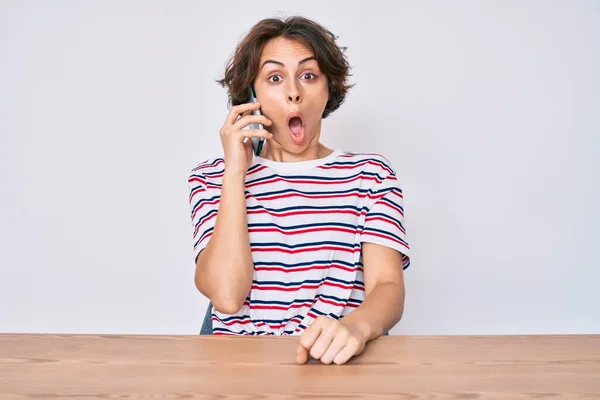 Junge Hispanische Frau Spricht Auf Dem Smartphone Auf Dem Tisch — Stockfoto