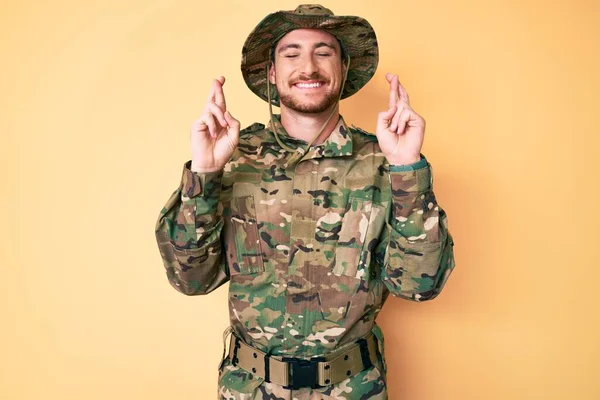 Jeune Homme Caucasien Portant Uniforme Camouflage Armée Geste Doigt Croisé — Photo