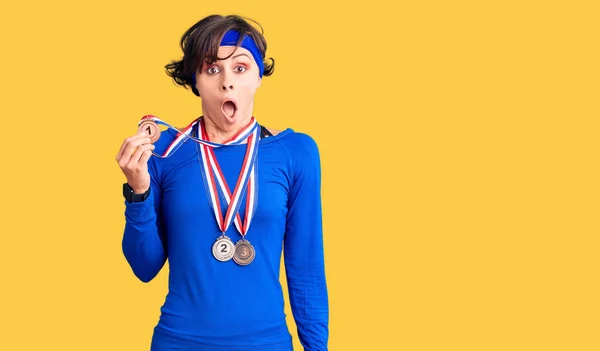 Kısa Saçlı Güzel Bir Kadın Kazanan Madalyaları Takıyor Korkmuş Şaşırmış — Stok fotoğraf