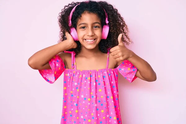 Niño Afroamericano Con Pelo Rizado Escuchando Música Usando Auriculares Sonriendo —  Fotos de Stock