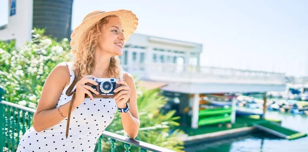 Jonge Mooie Blanke Vrouw Met Blond Haar Glimlachen Gelukkig Buiten — Stockfoto