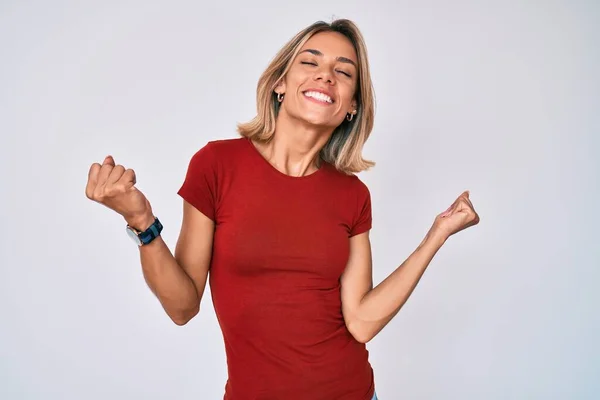 Hermosa Mujer Caucásica Vistiendo Ropa Casual Muy Feliz Emocionada Haciendo —  Fotos de Stock