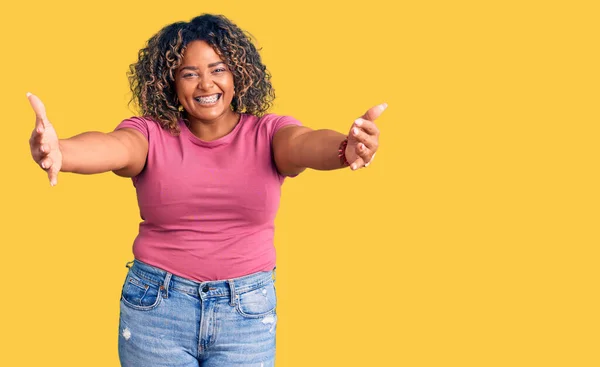 Young African American Size Woman Wearing Casual Clothes Looking Camera — Stock Photo, Image