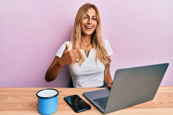 Hermosa Mujer Joven Rubia Trabajando Con Computadora Portátil Sonriendo Feliz —  Fotos de Stock