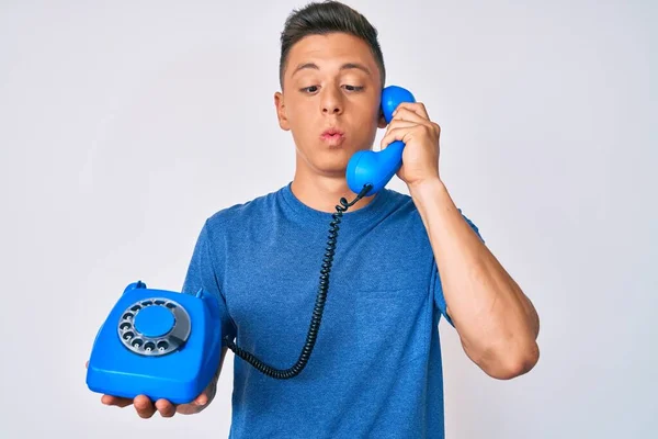 Ung Latinamerikansk Pojke Håller Vintage Telefon Gör Fisk Ansikte Med — Stockfoto