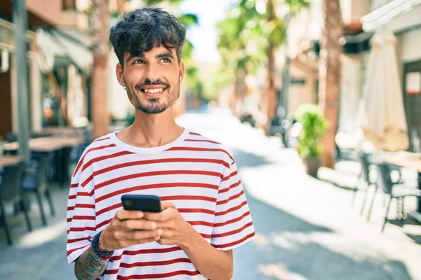 Genç Spanyol Adam Mutlu Gülümsüyor Şehrin Caddesinde Akıllı Telefon Kullanıyor — Stok fotoğraf