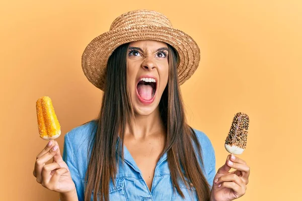 夏のスタイルを身に着けている若いヒスパニック系の女性は アイスクリームを保持怒っていると怒っている叫び不満と激怒 怒りで叫んで検索アップ — ストック写真